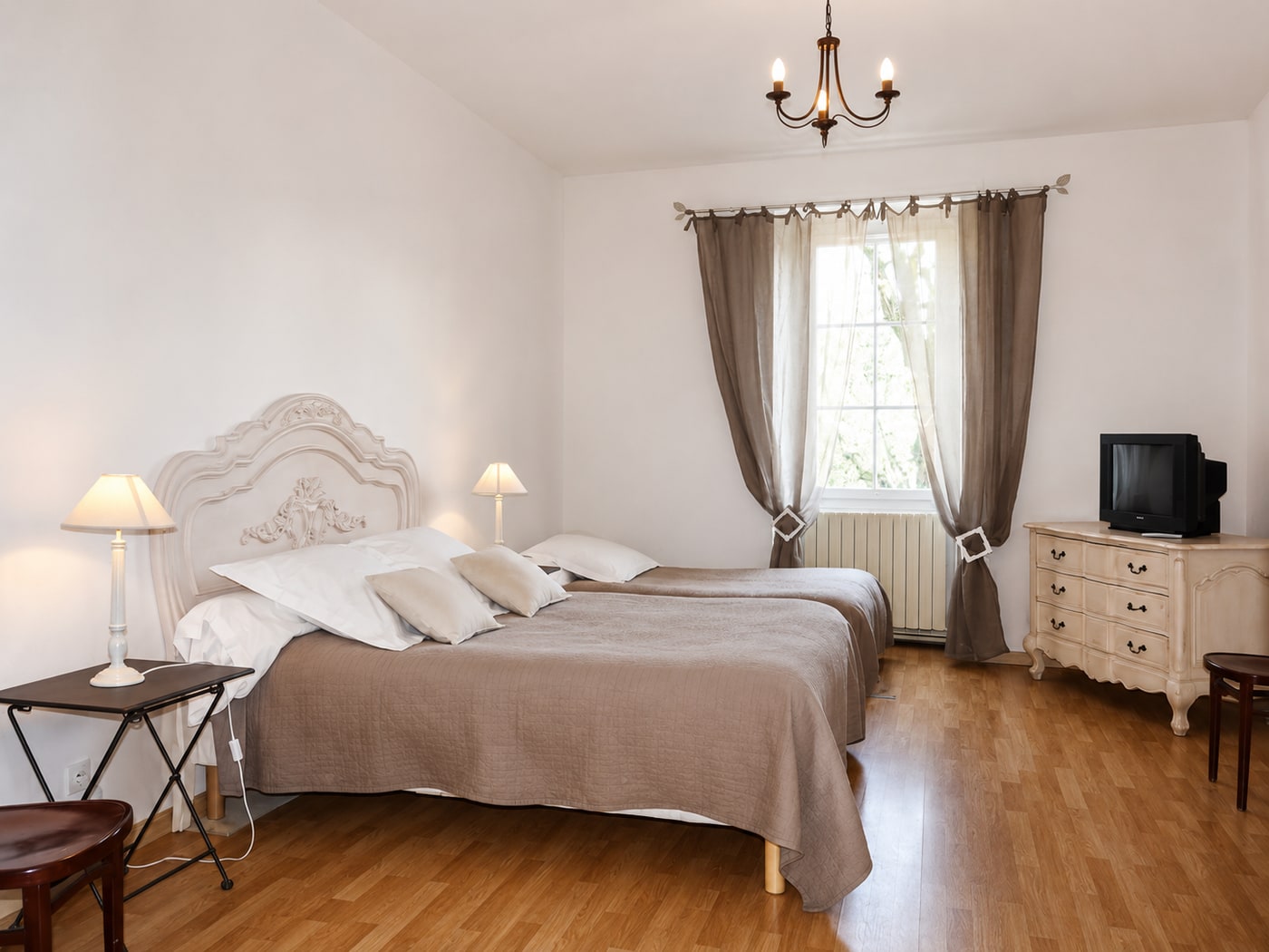 Chambre de l'hôtel Le Globe à Marsanne